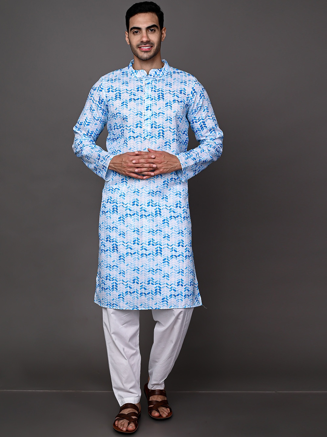 

VESHAM Men Embroidered Kurta with Pyjamas, Blue