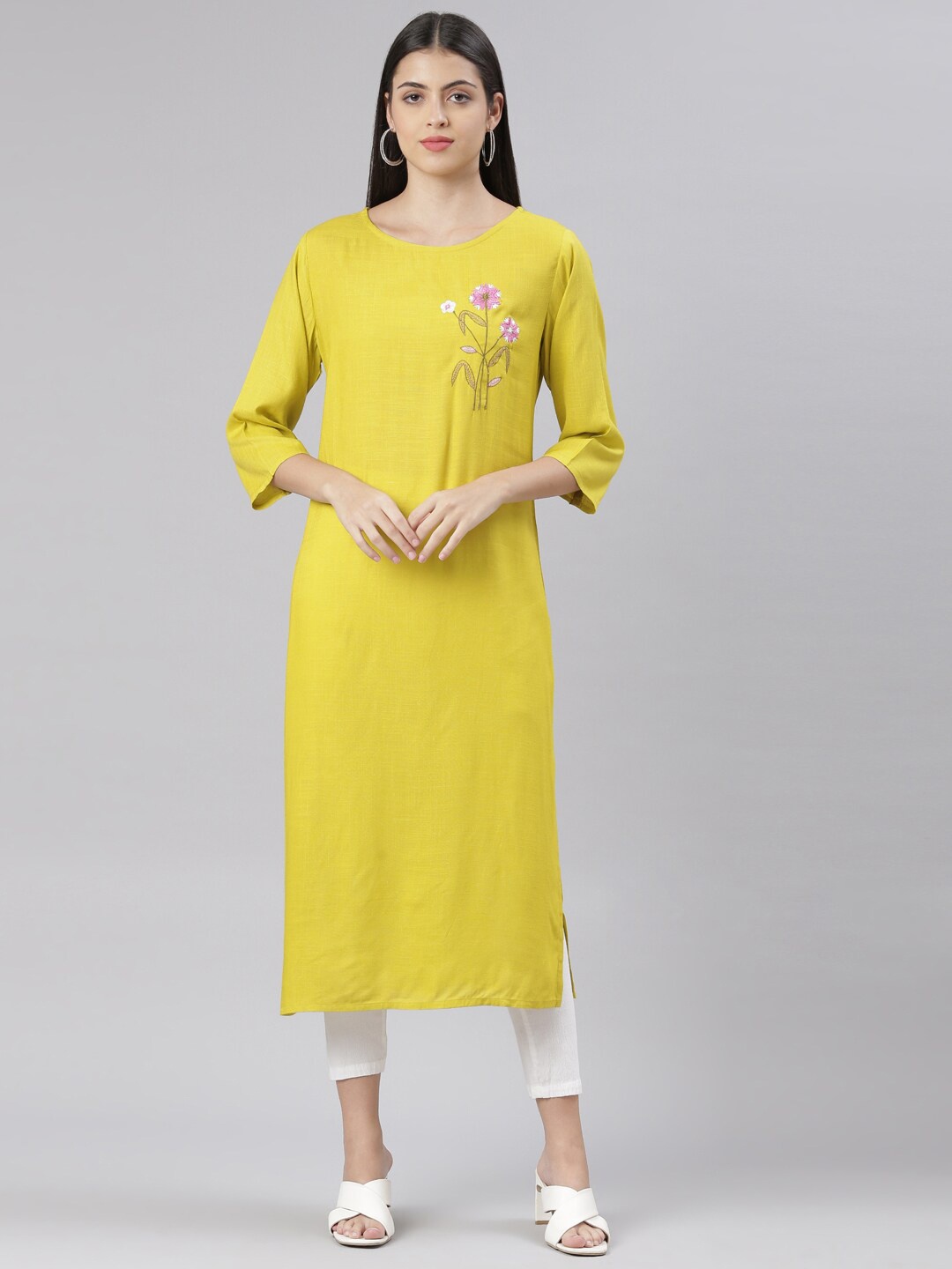 

The Chennai Silks Women Floral Embroidered Thread Work Kurta, Lime green