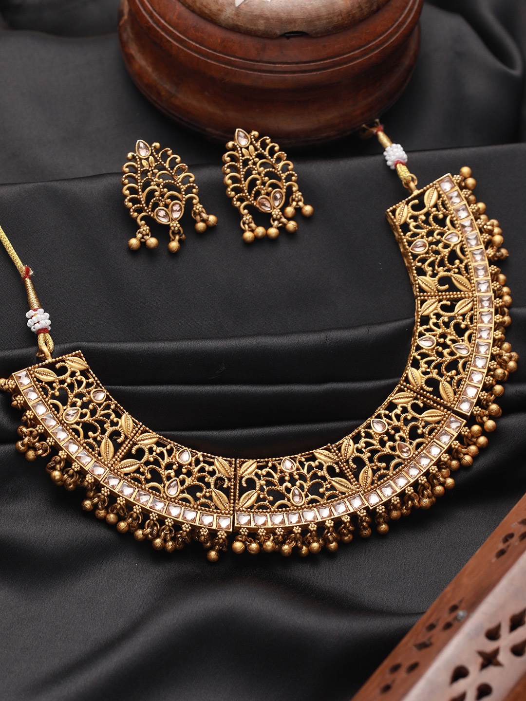 

Priyaasi Women Gold-Plated Stone-Studded & Beaded Leaf Motif Jewellery Set