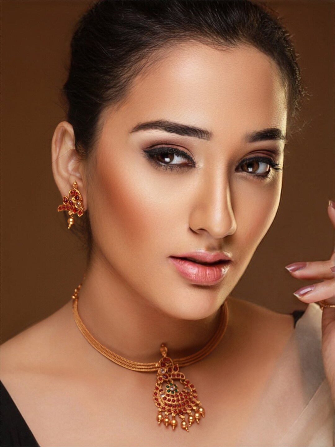 

Priyaasi Gold-Plated Stone-Studded Jewellery Set