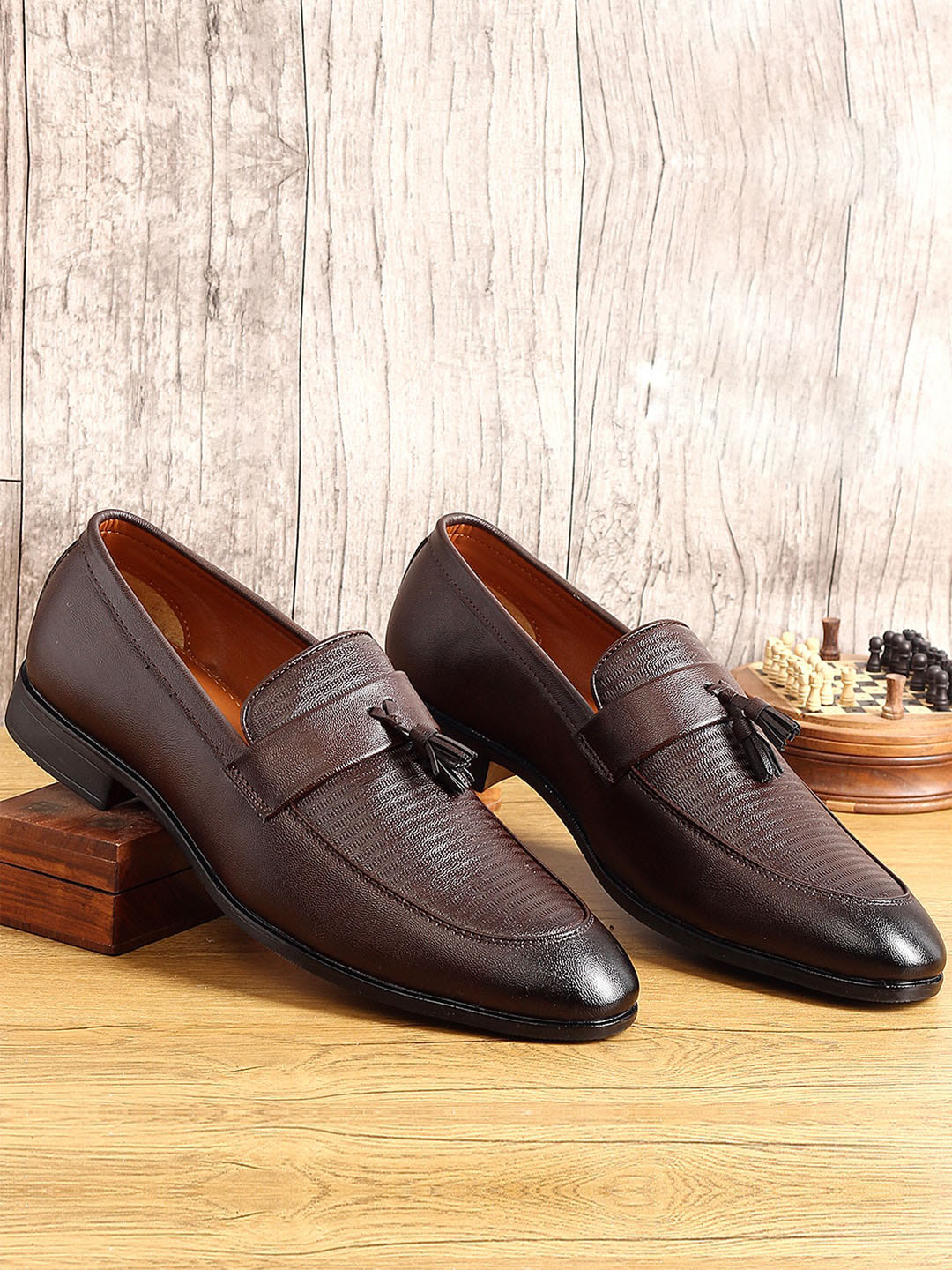 

MUTAQINOTI Men Textured Patent Leather Lightweight Loafers, Brown