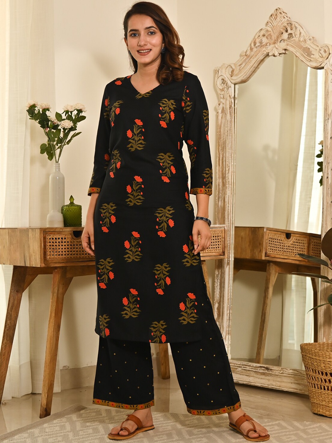 

Rustorange Floral Printed Kurta with Palazzos, Black