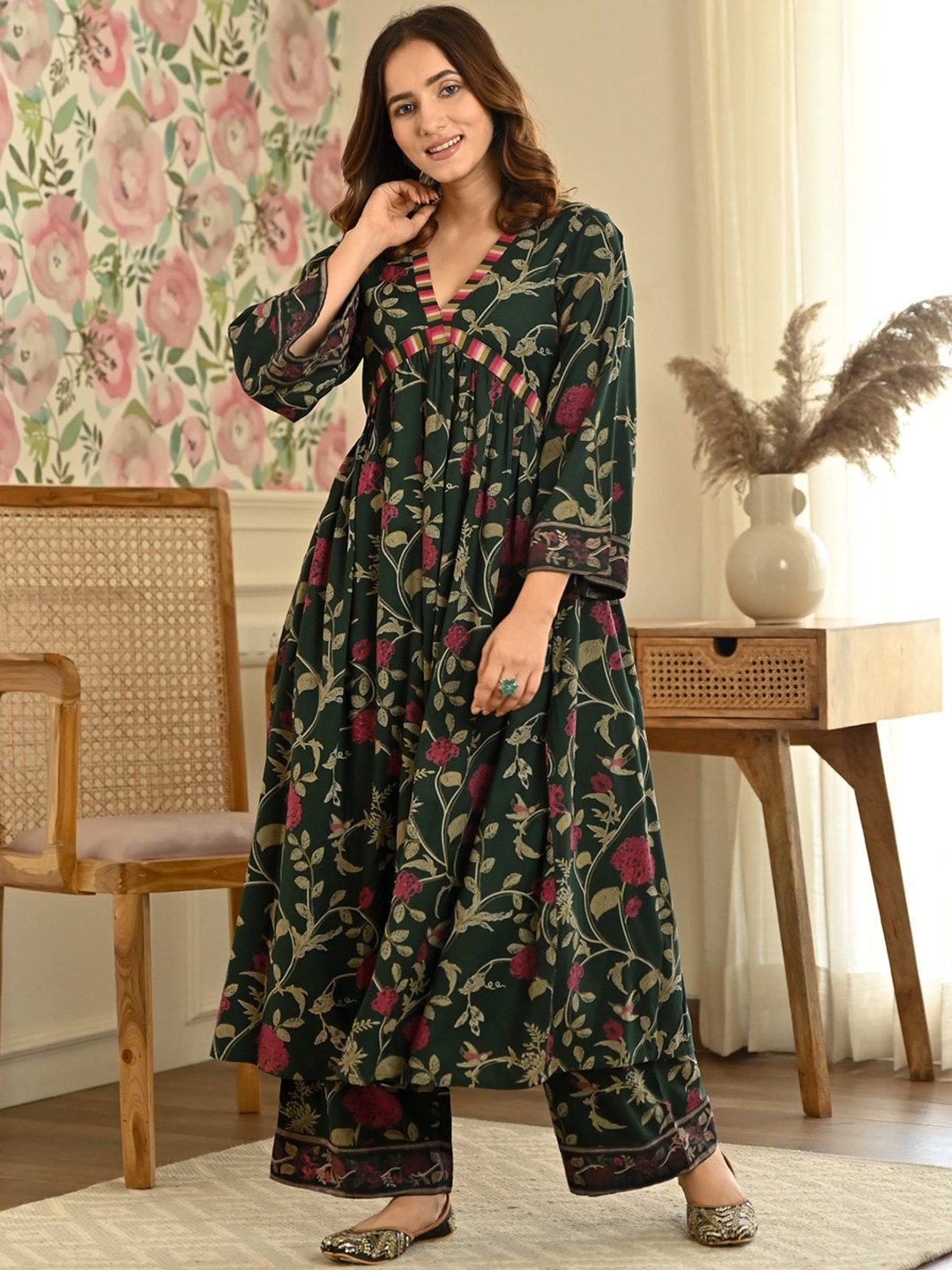 

Rustorange Women Floral Printed Kurta With Palazzos, Green
