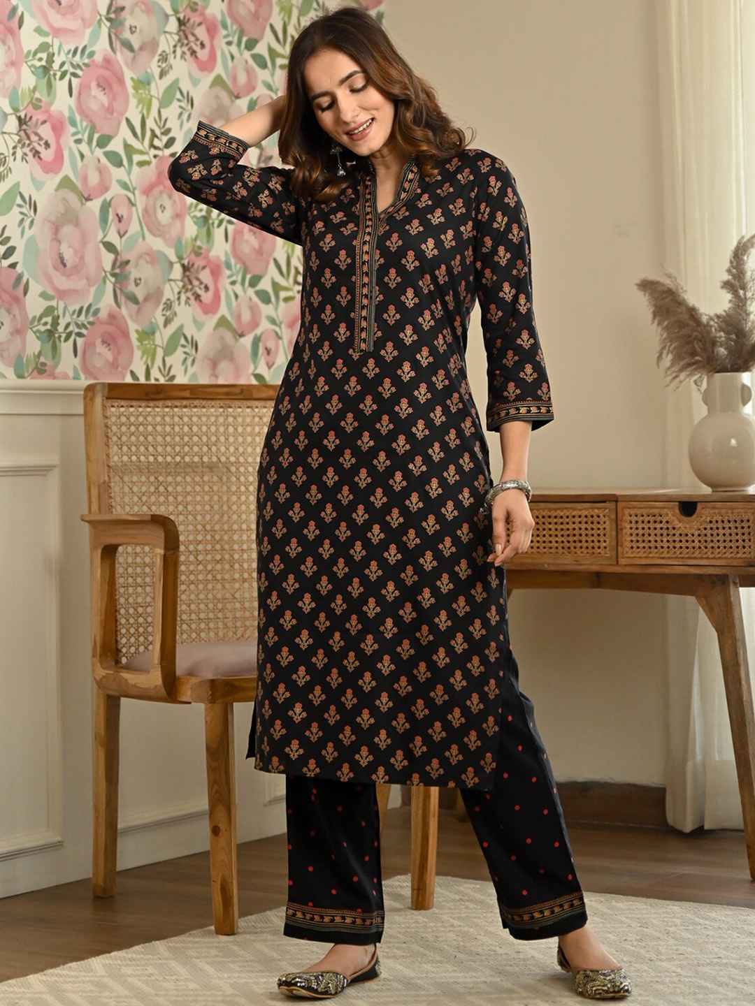 

Rustorange Women Floral Printed Kurta with Trousers, Black
