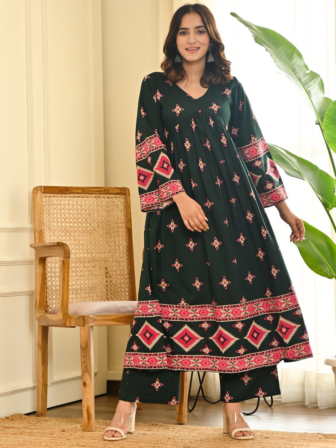 

Rustorange Women Floral Printed Kurta with Palazzos, Green