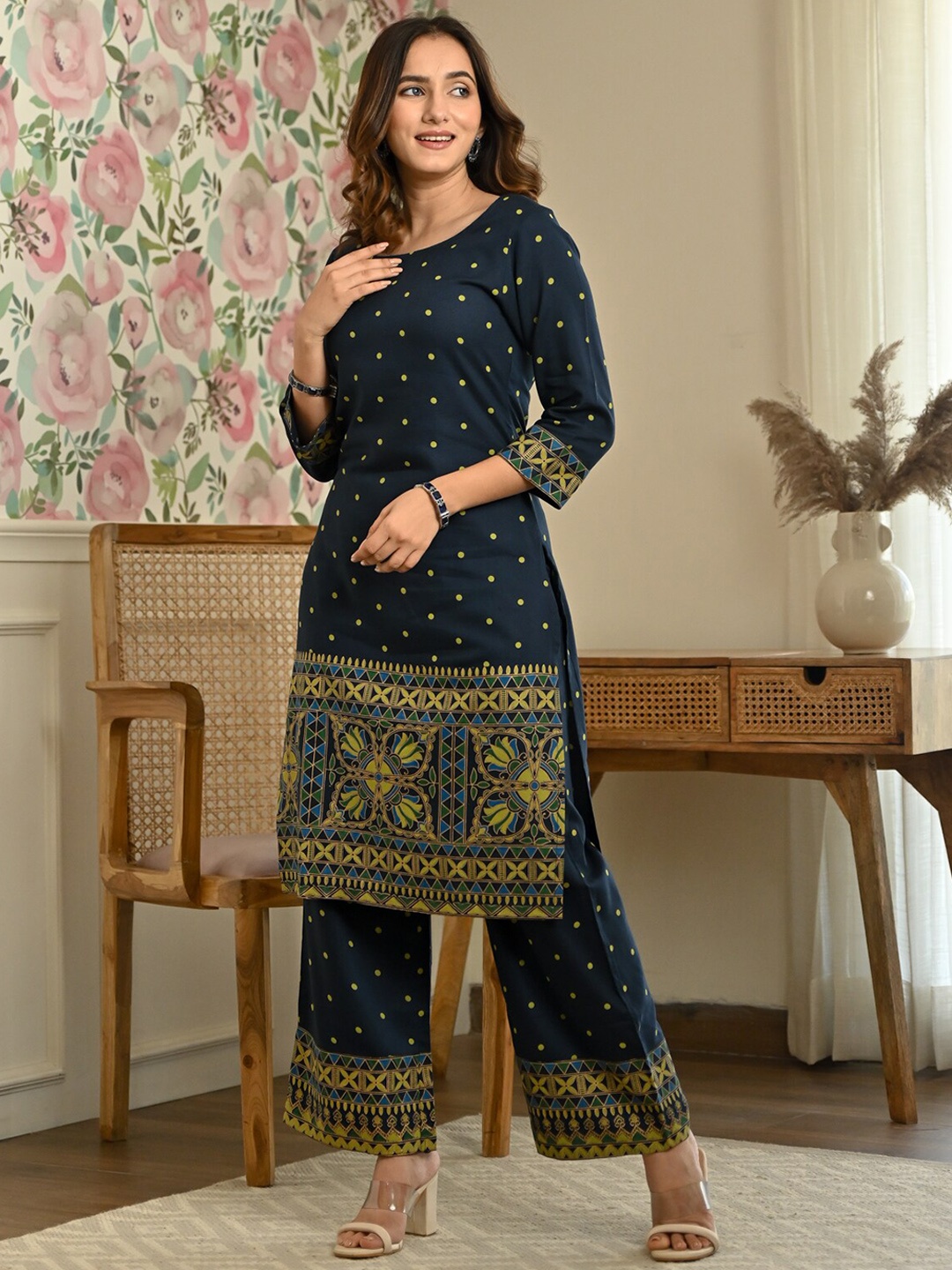 

Rustorange Women Floral Printed Kurta With Palazzos, Green