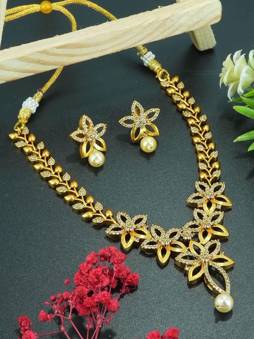 

GRIIHAM Gold-Plated Cubic Zirconia Stone-Studded & Pearl Beaded Jewellery Set 11298N, White