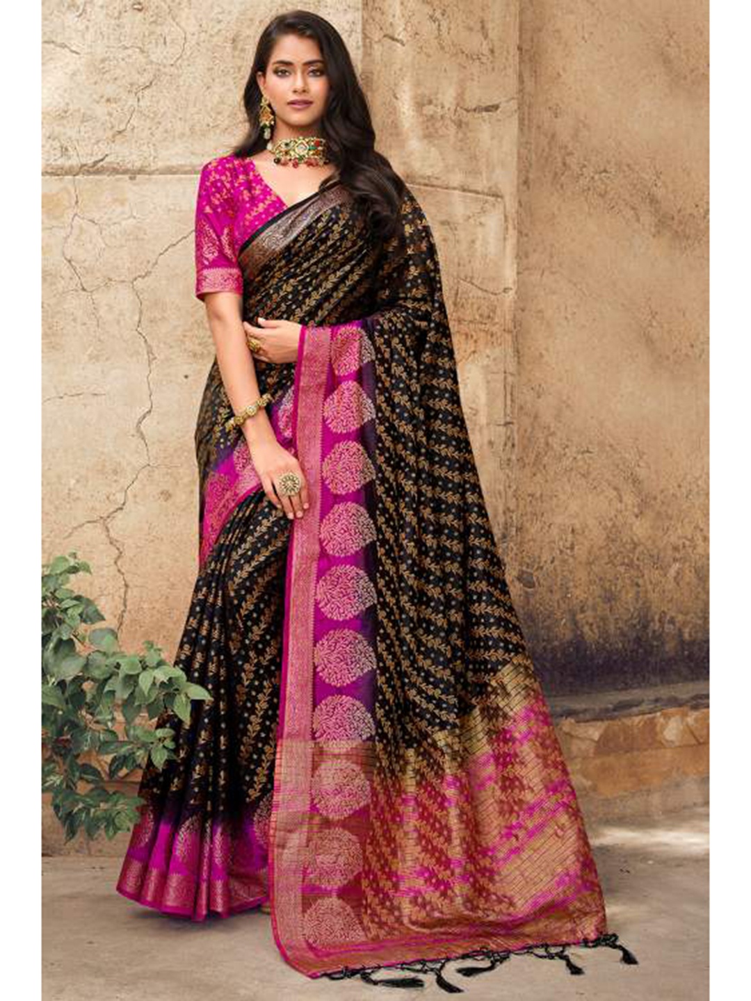 

KARAGIRI Printed Woven Design Zari Silk Blend Saree, Black