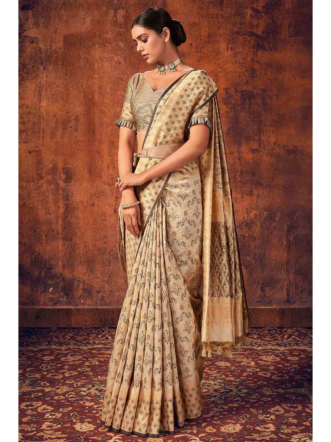 

KARAGIRI Cream-Coloured & Grey Ethnic Motifs Ikat Saree