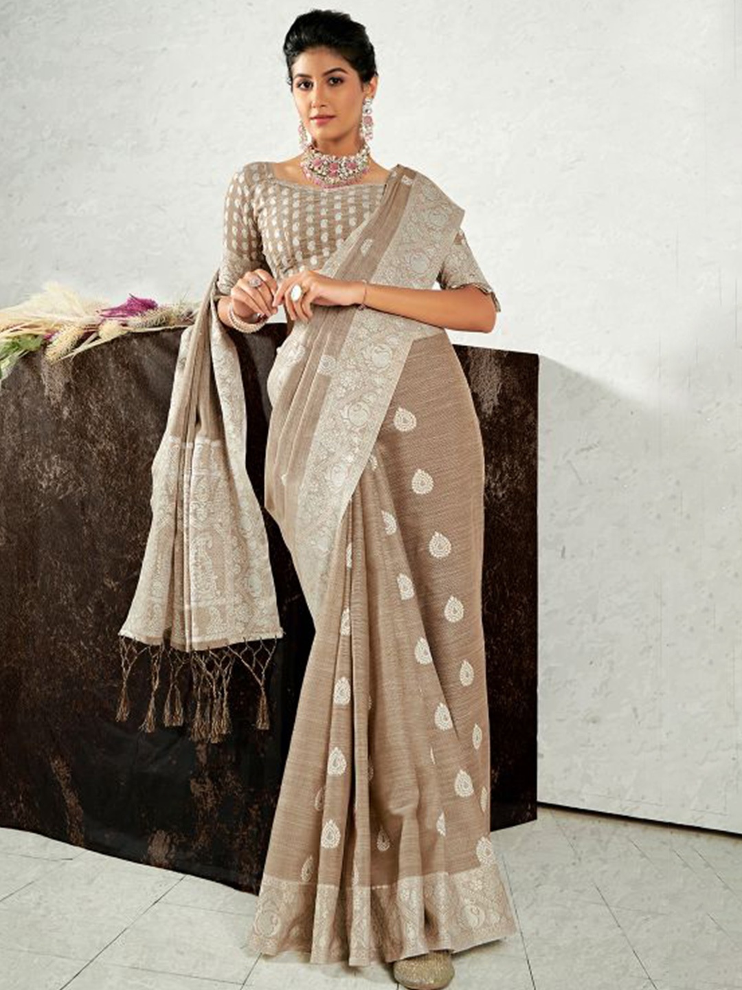 

KARAGIRI Woven Design Zari Linen Blend Saree, Beige