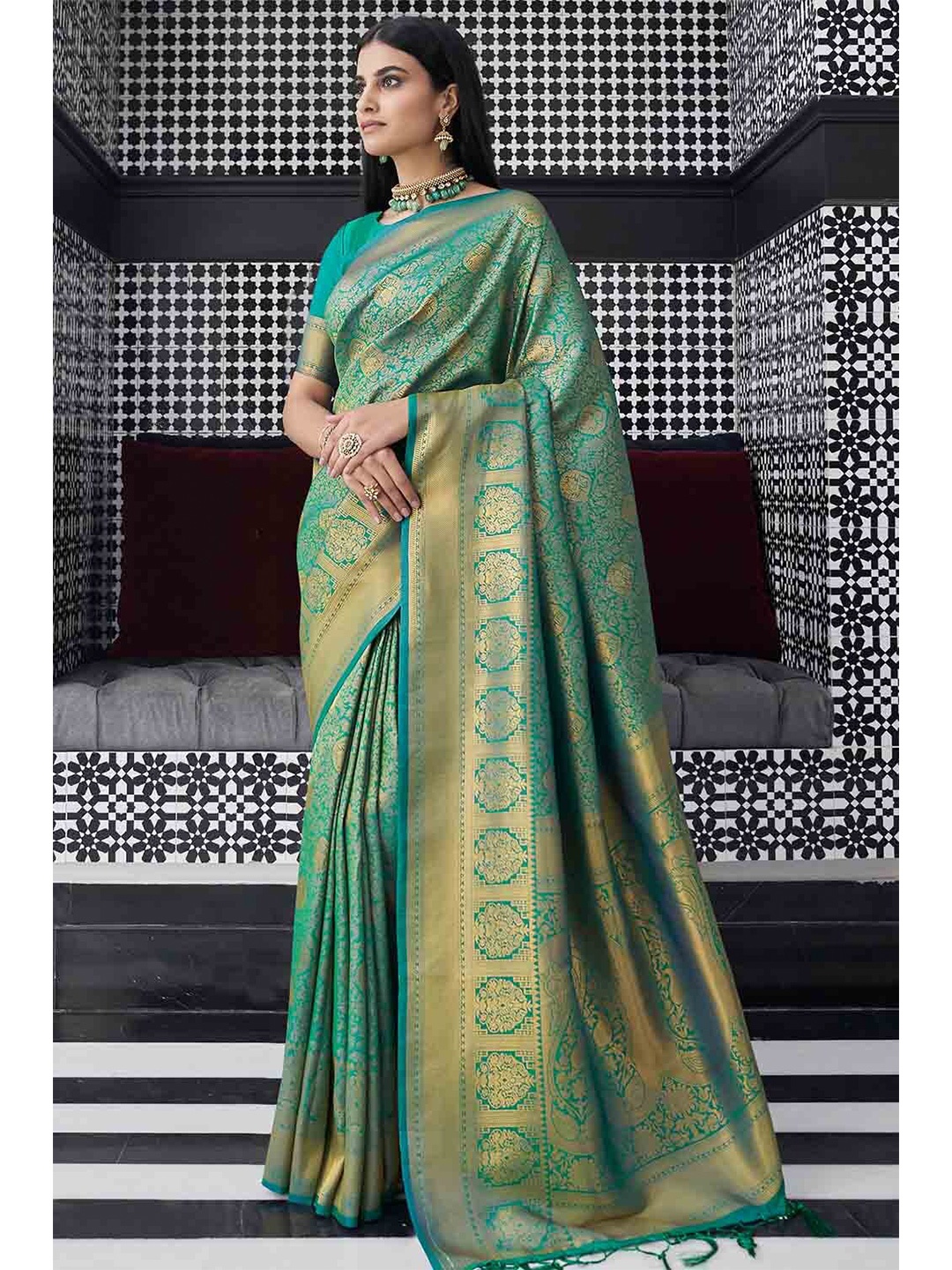 

KARAGIRI Woven Design Zari Kanjeevaram Saree, Green