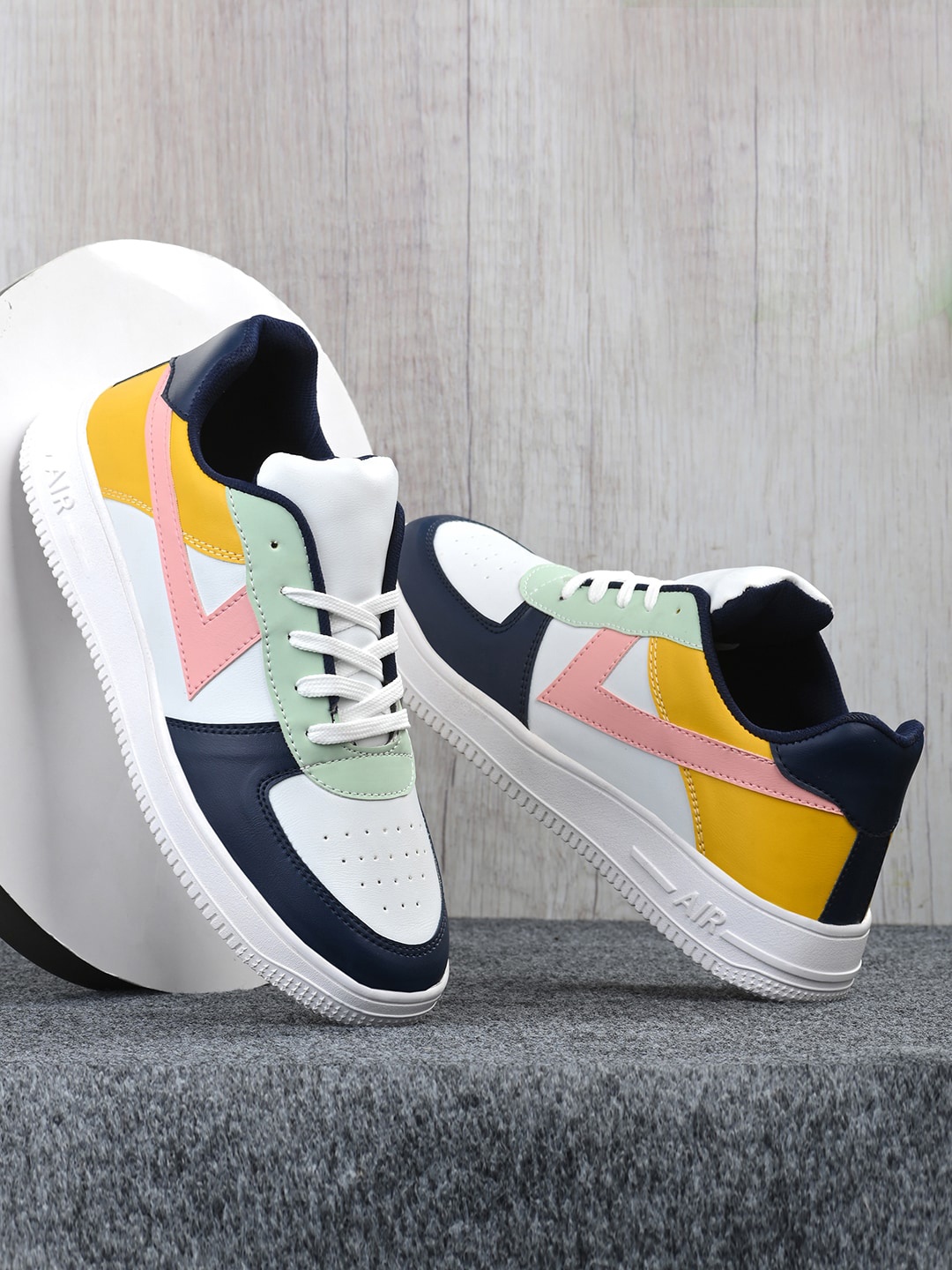 

Mactree Men Colourblocked Lightweight Sneakers, White