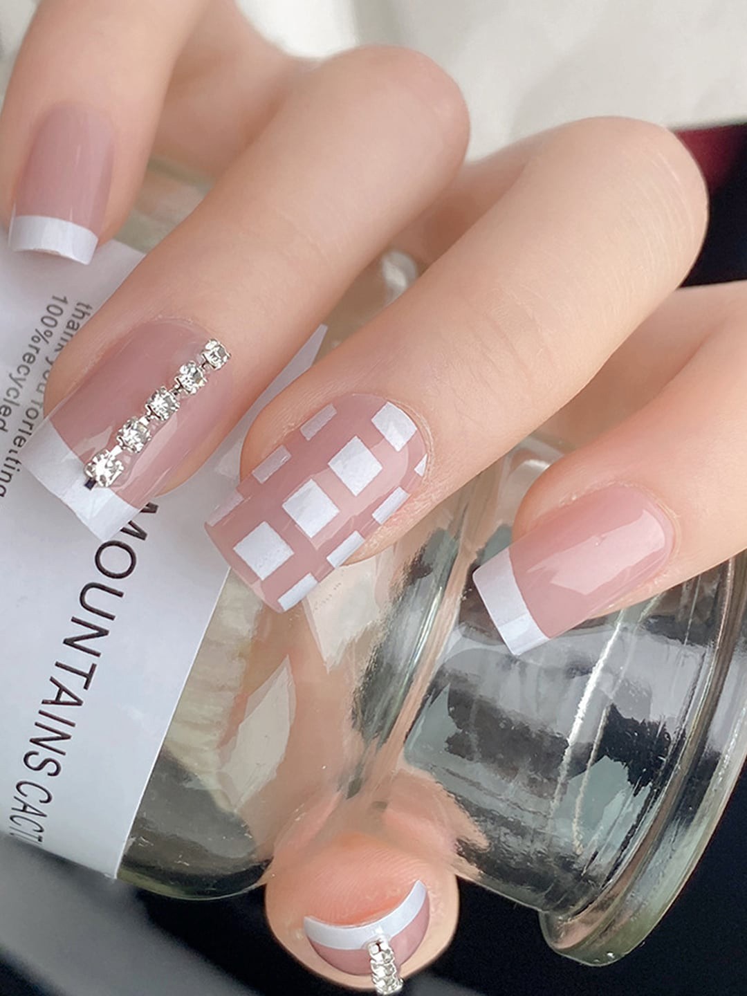 

Secret Lives 24 Pcs Checked & Studded False Nails with Manicure Kit - Pink