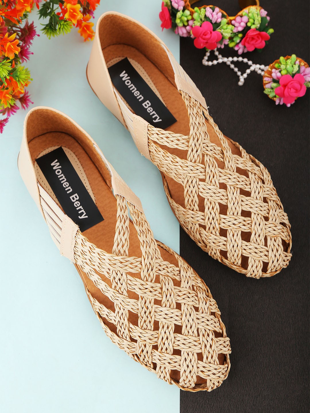 

WOMENS BERRY Women Ballerinas With Laser Cuts, White