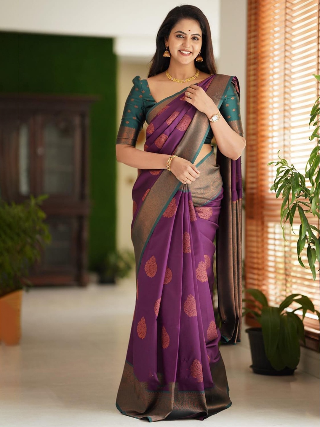 

AVANTIKA FASHION Ethnic Motifs Zari Pure Silk Kanjeevaram Saree, Purple