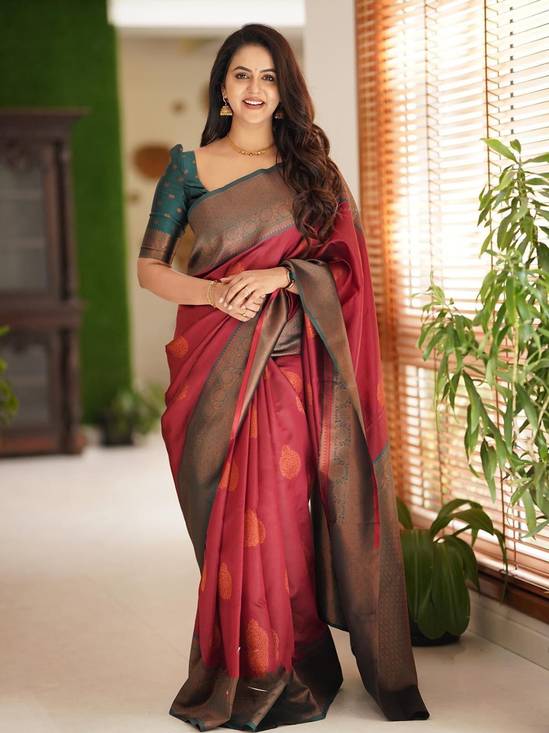 

AVANTIKA FASHION Ethnic Motifs Zari Pure Silk Kanjeevaram Saree, Maroon