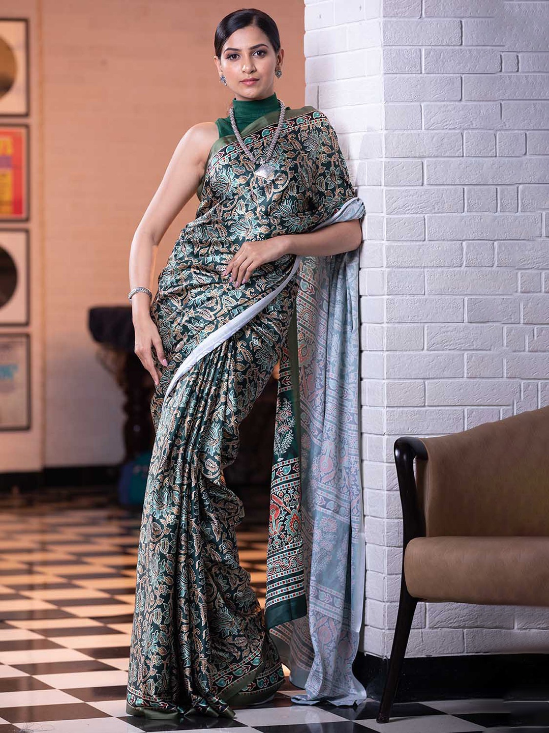 

KARAGIRI Floral Printed Satin Saree, Green
