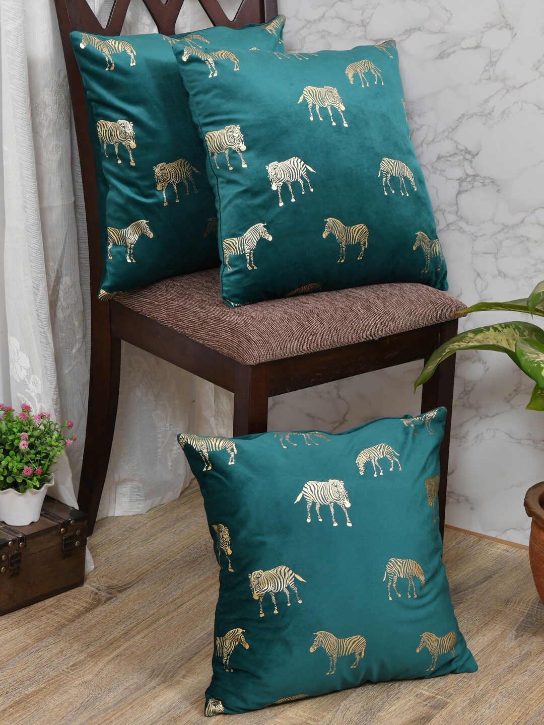 

Clasiko Green & Gold-Toned Set of 3 Quirky Velvet Square Cushion Covers
