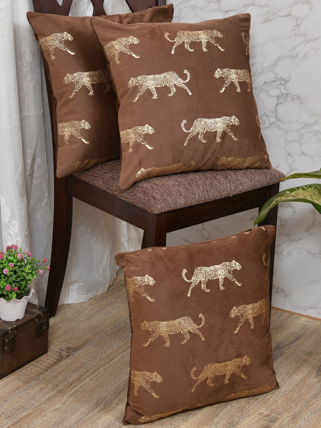 

Clasiko Brown & Gold-Toned Set of 3 Quirky Velvet Square Cushion Covers