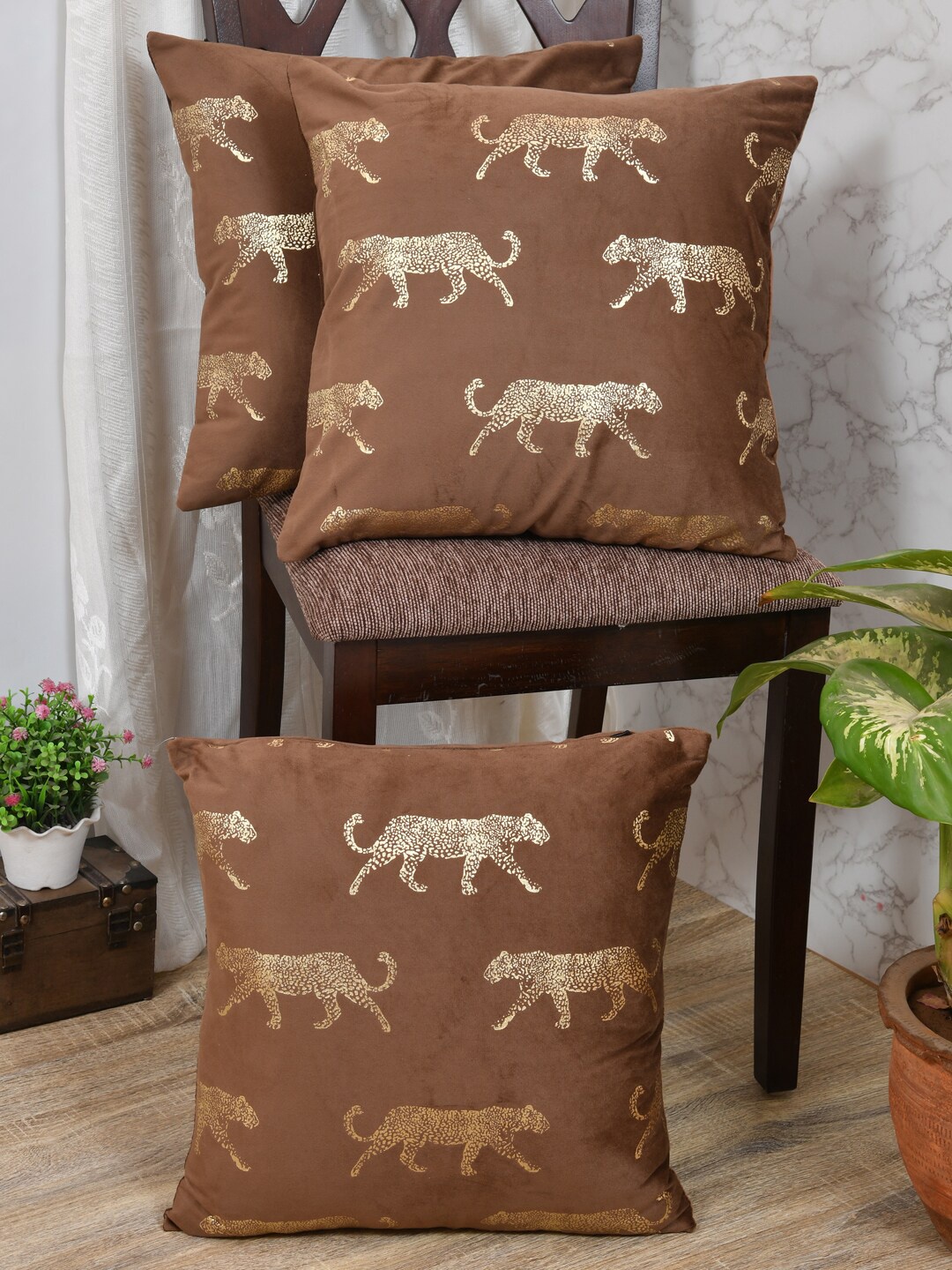 

Clasiko Brown & Gold-Toned Set of 3 Quirky Velvet Square Cushion Covers