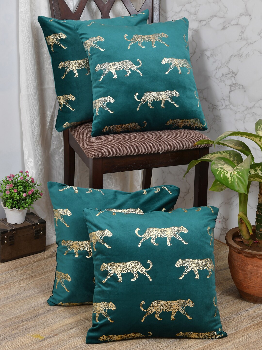 

Clasiko Green & Gold-Toned Set of 4 Quirky Velvet Square Cushion Covers