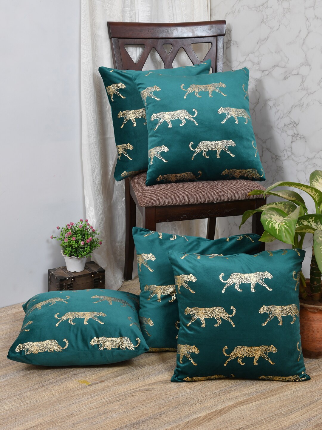 

Clasiko Green & Gold-Toned Set of 5 Quirky Velvet Square Cushion Covers