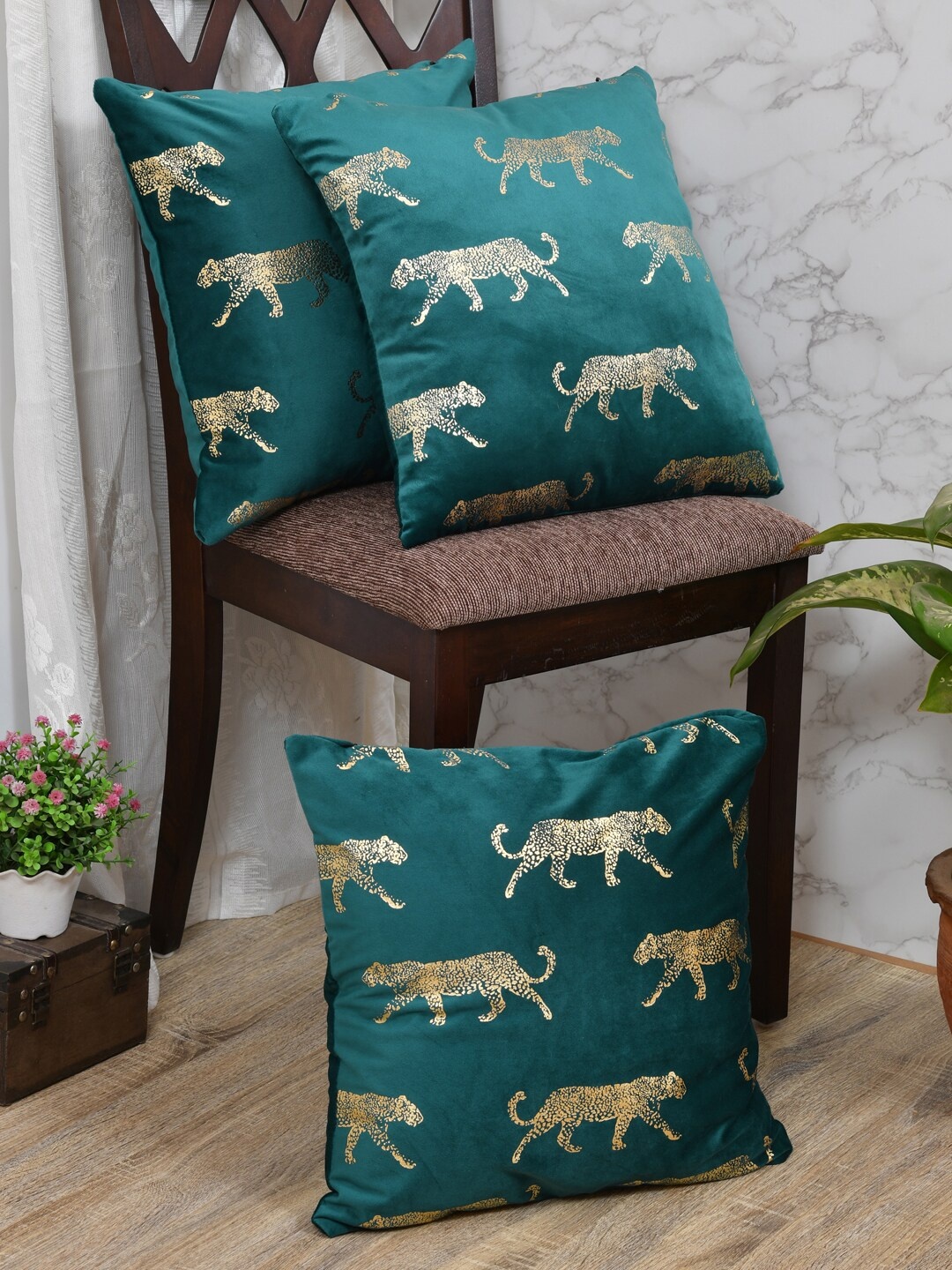 

Clasiko Green & Gold-Toned Set of 3 Quirky Velvet Square Cushion Covers