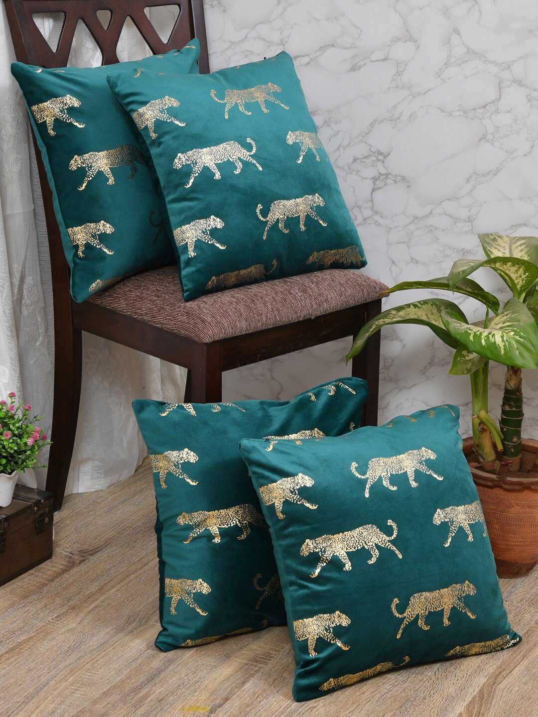 

Clasiko Green & Gold-Toned Set of 4 Quirky Velvet Square Cushion Covers