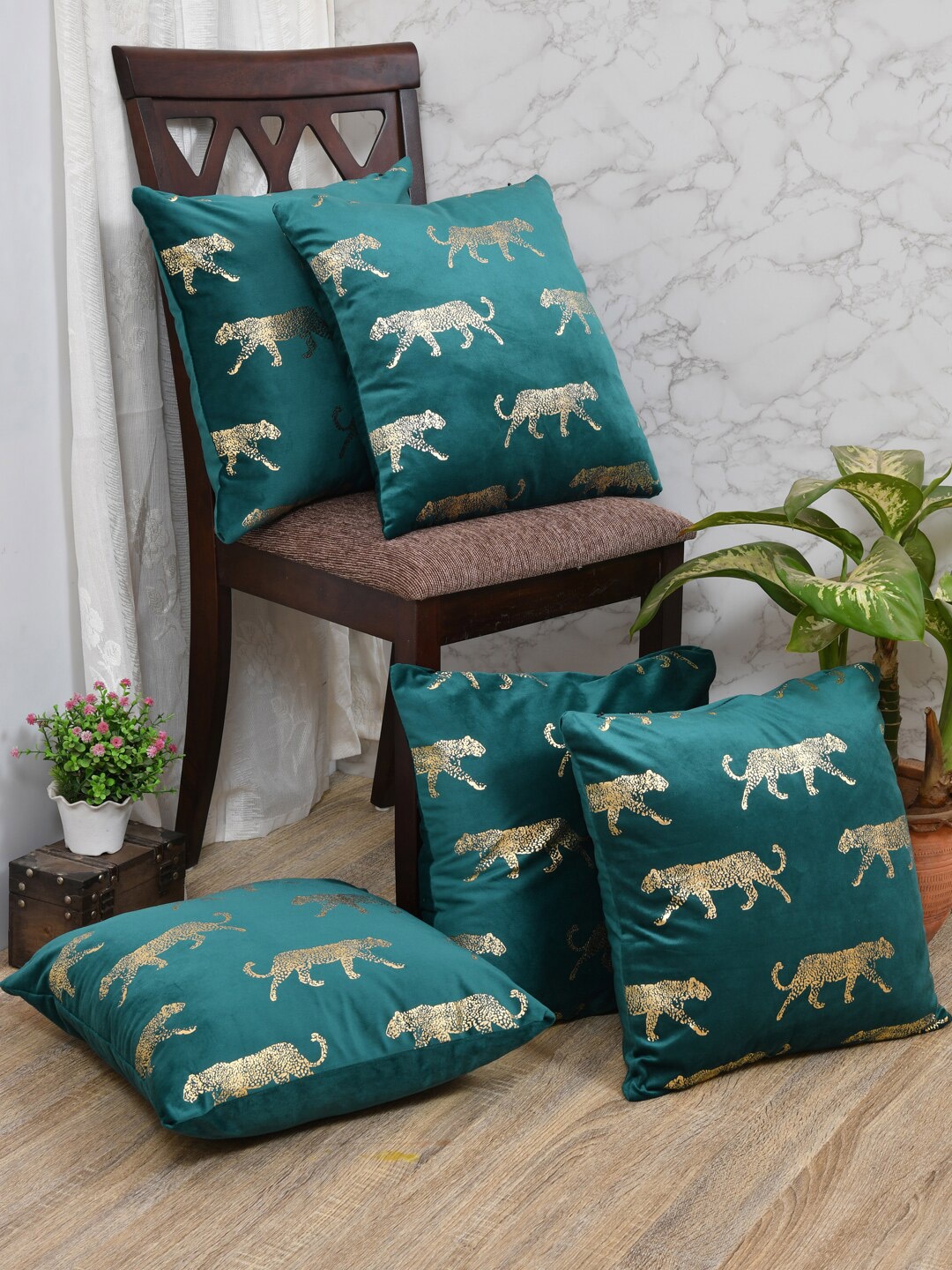 

Clasiko Green & Gold-Toned Set of 5 Quirky Velvet Square Cushion Covers