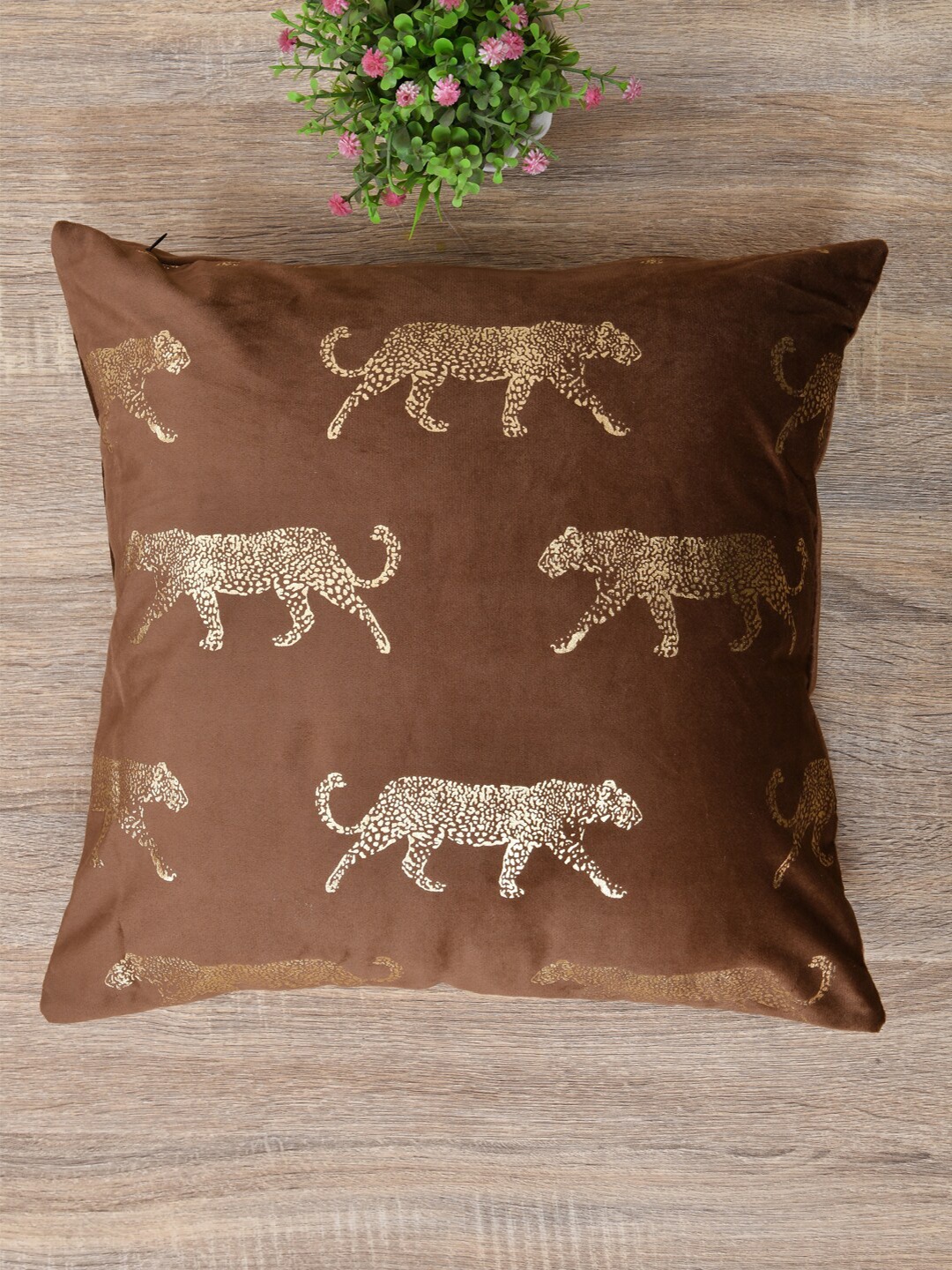 

Clasiko Brown & Gold-Toned Set of 3 Leopard Velvet Square Cushion Covers