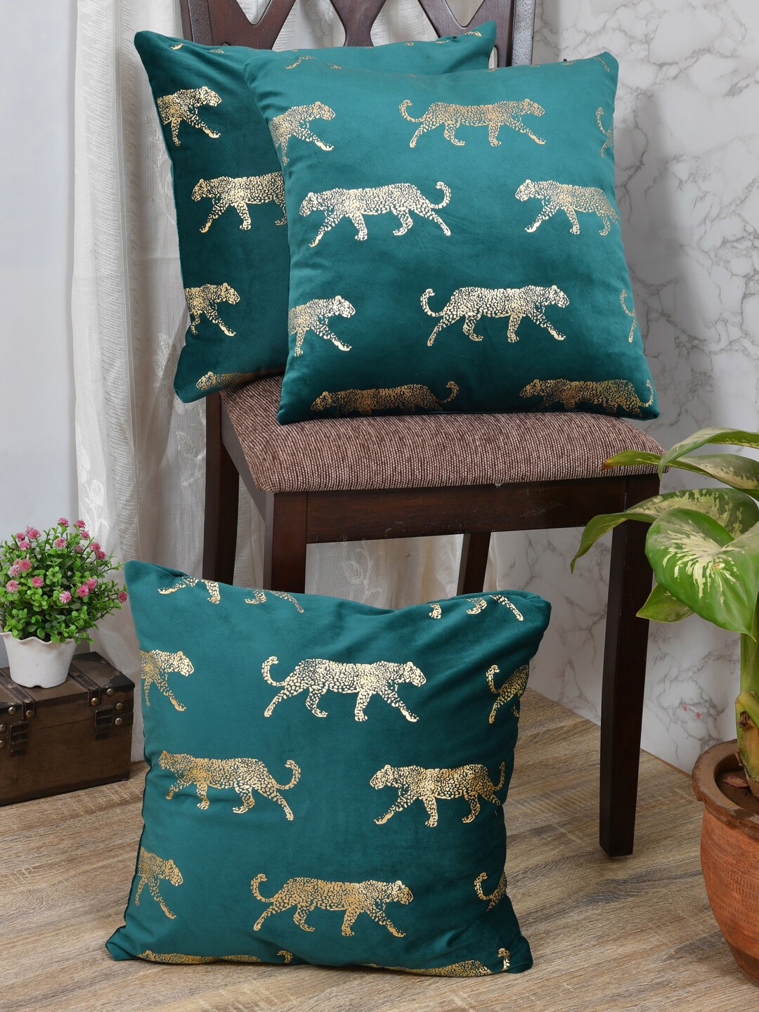 

Clasiko Green & Gold-Toned Set of 3 Leopard Velvet Square Cushion Covers