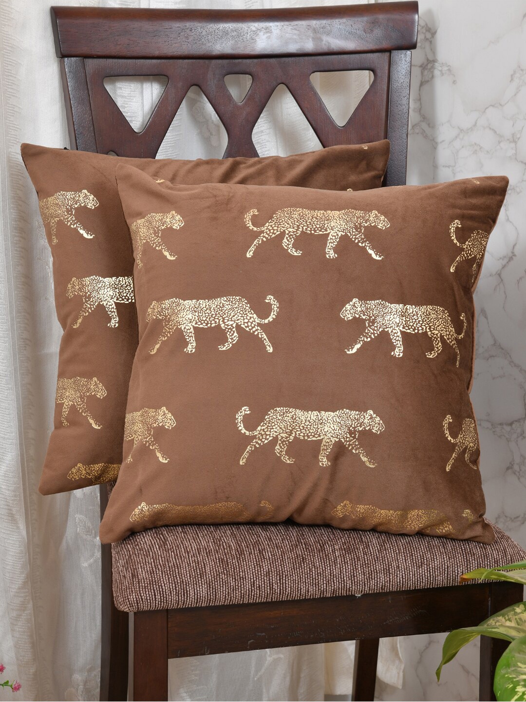 

Clasiko Brown & Gold-Toned Set of 2 Leopard Velvet Square Cushion Covers