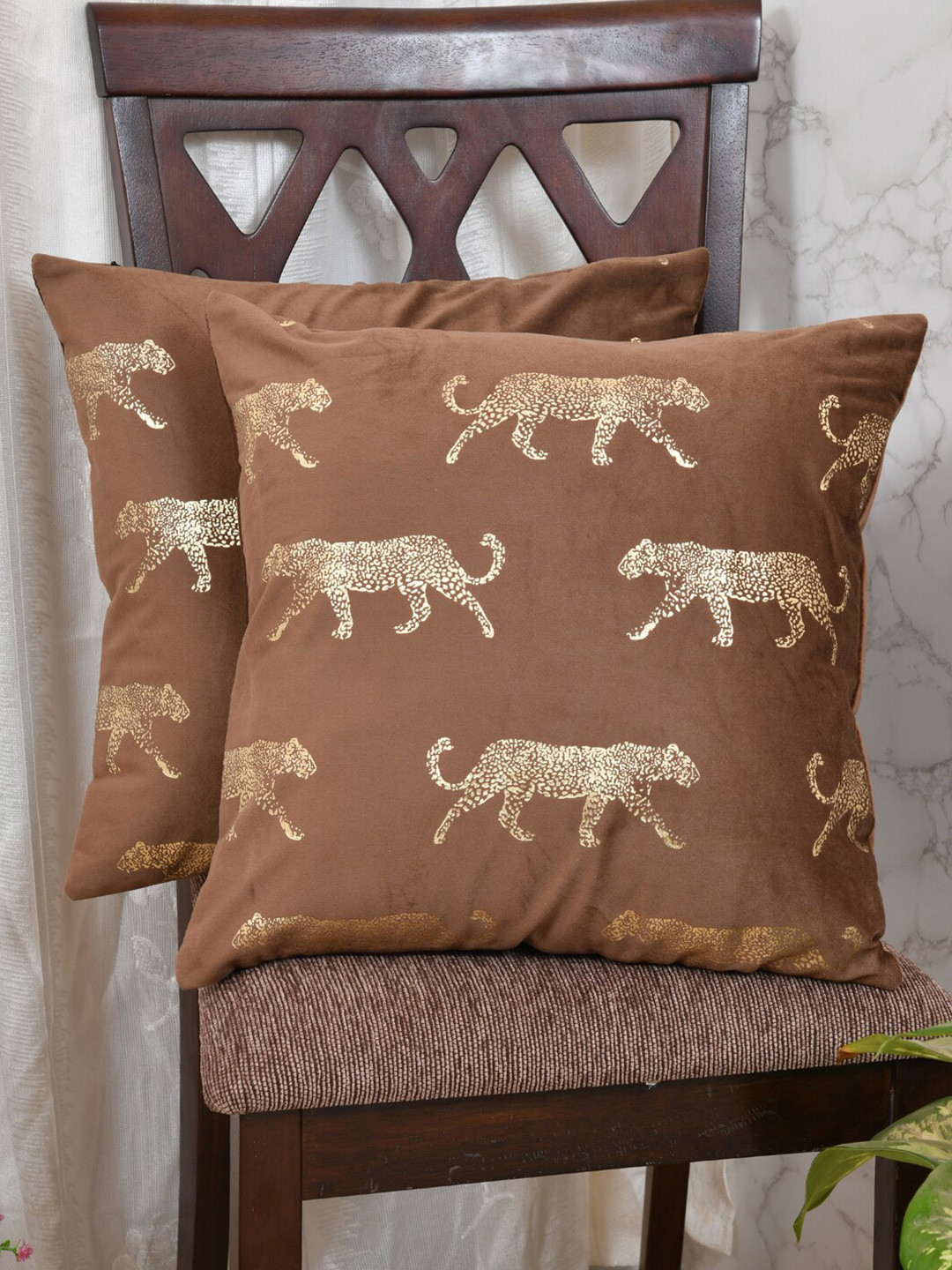 

Clasiko Brown & Gold-Toned Set of 2 Leopard Velvet Square Cushion Covers