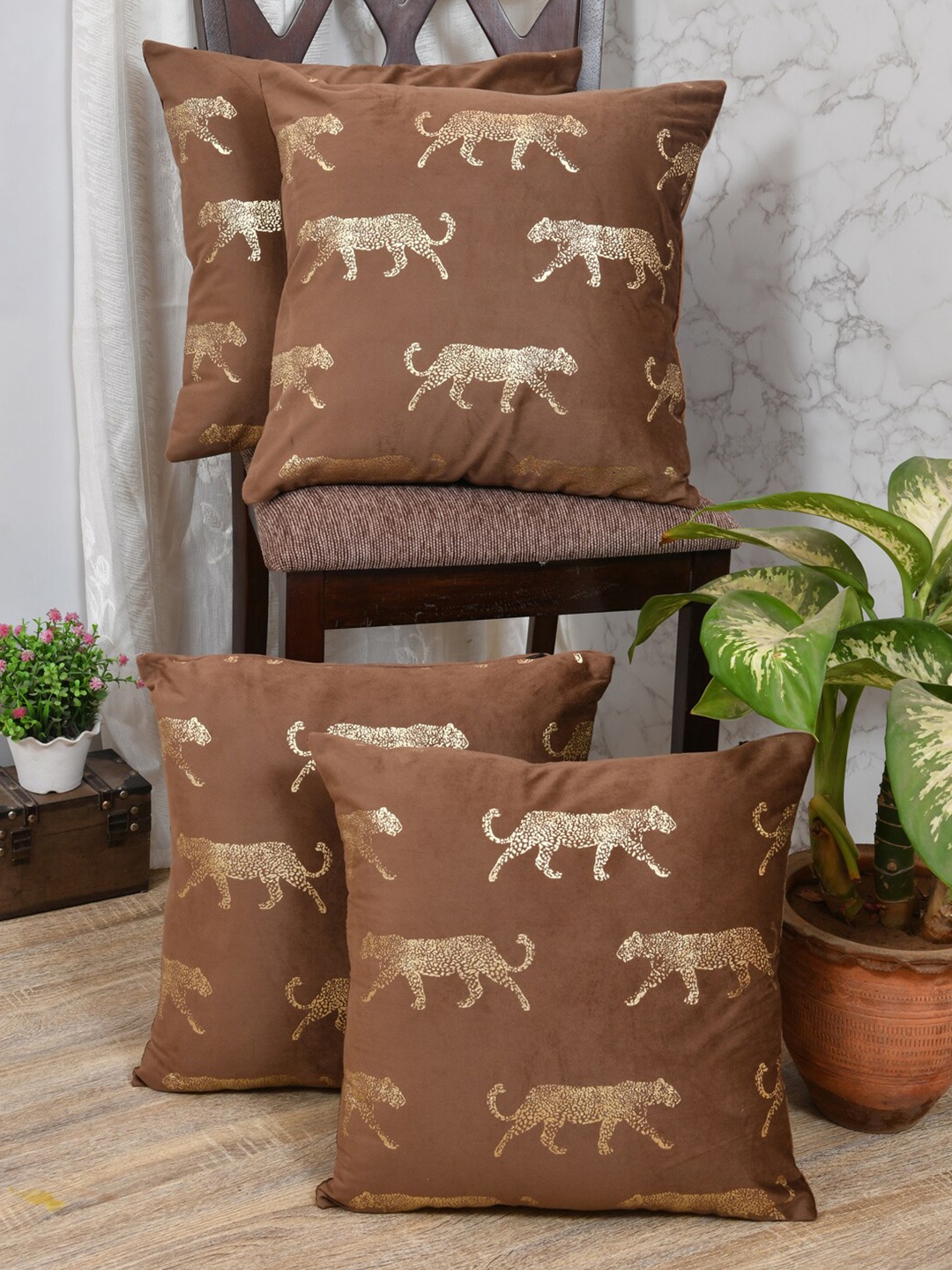 

Clasiko Brown & Gold-Toned Set of 4 Leopard Velvet Square Cushion Covers