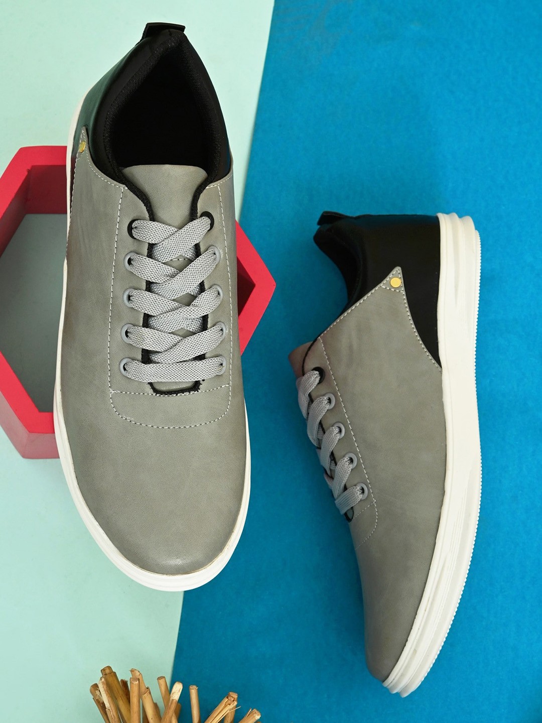 

BOOTCO Men Colourblocked Lightweight Sneakers, Grey
