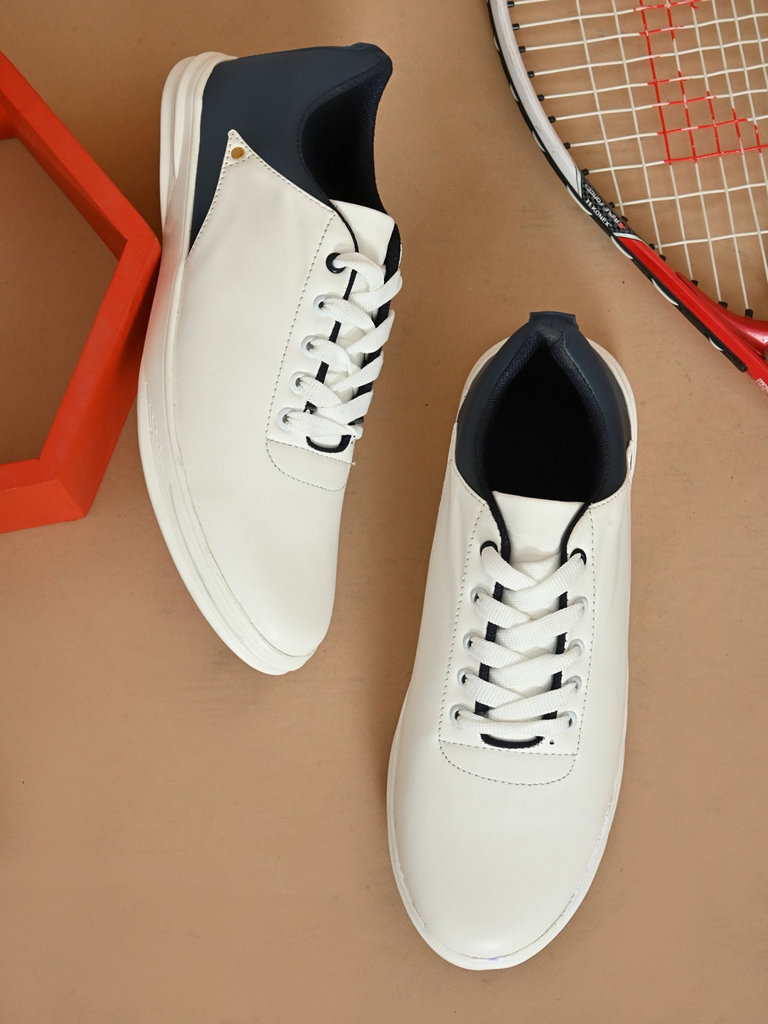

BOOTCO Men Colourblocked Lightweight Sneakers, White