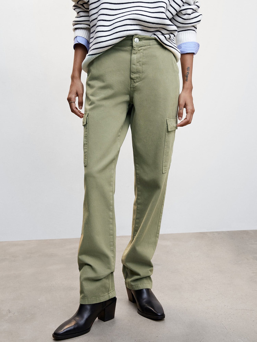 

MANGO Women RegularLoose Fit Low-Rise Cargo Trousers, Olive
