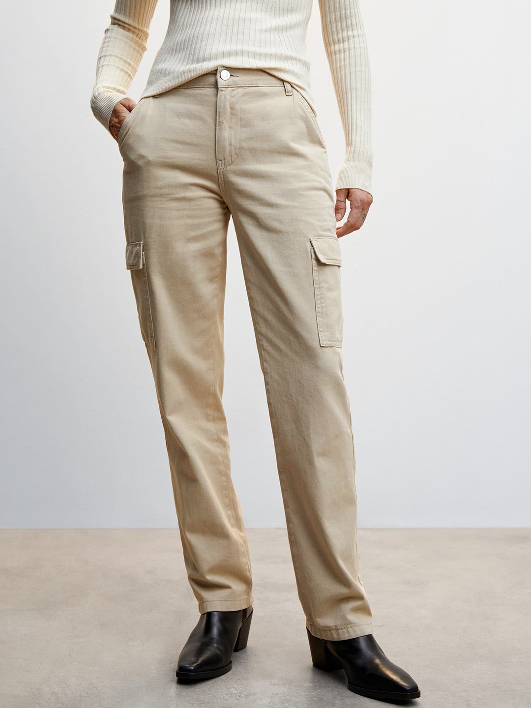 

MANGO Women Loose Fit Low-Rise Cargos Trousers, Beige