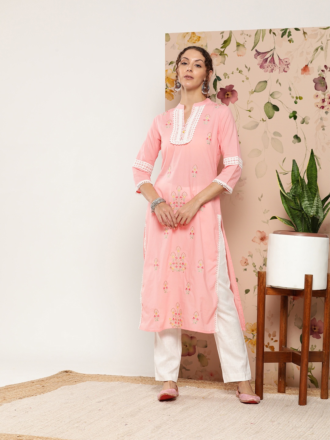

Juniper Women Peach-Coloured & White Floral Printed Kurta