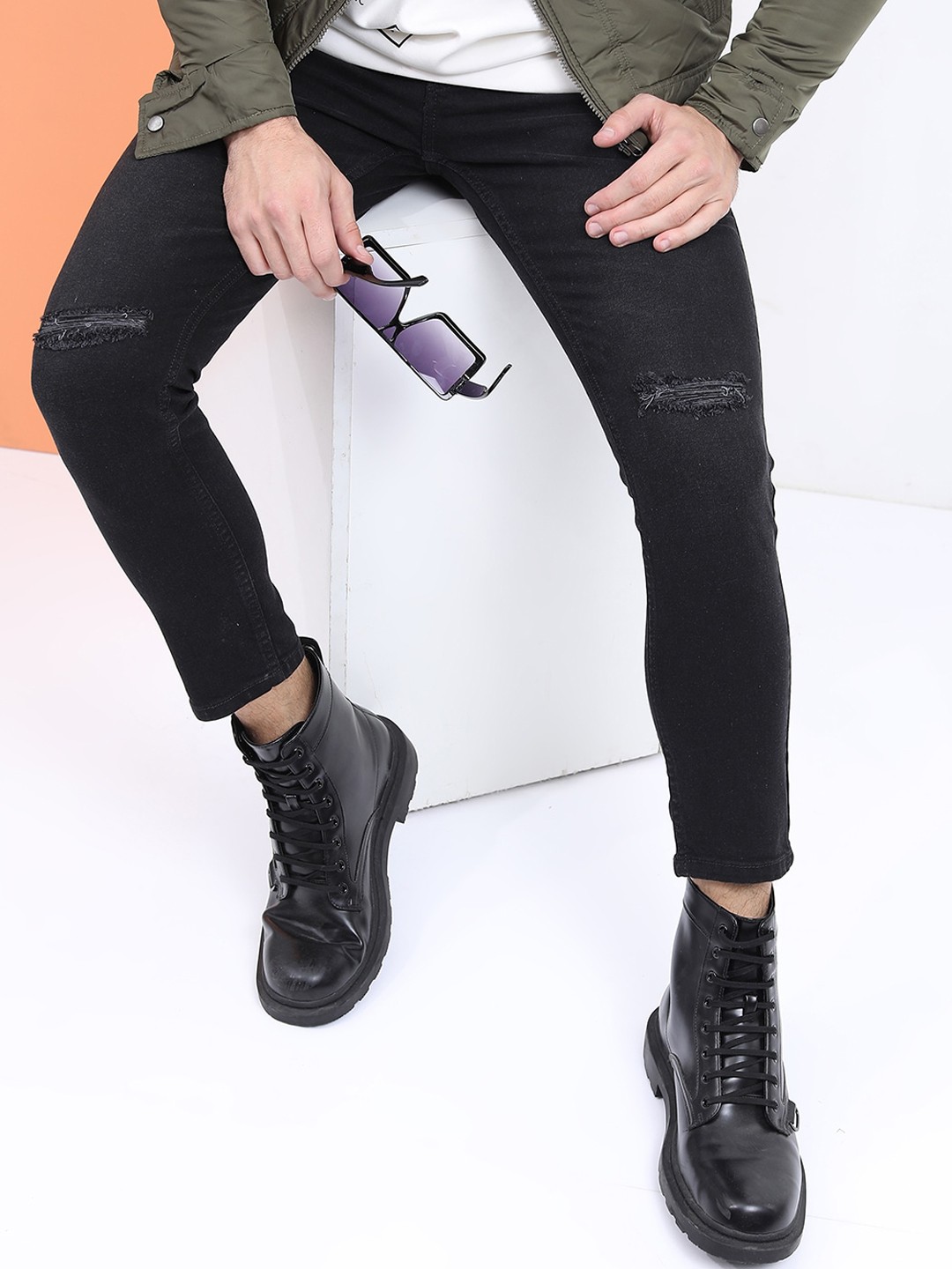 

HIGHLANDER Men Tapered Fit Mildly Distressed Stretchable Jeans, Black