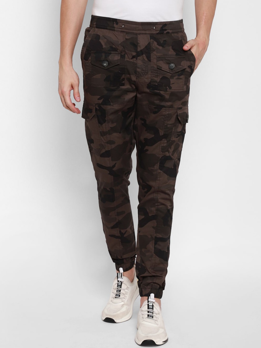 

SAPPER Men Olive Green Camouflage Printed Slim Fit Cotton Cargos