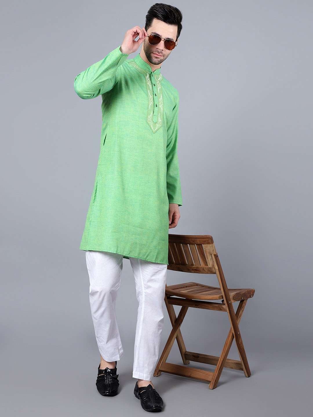 

HERE&NOW Men Thread Work Kurta, Green