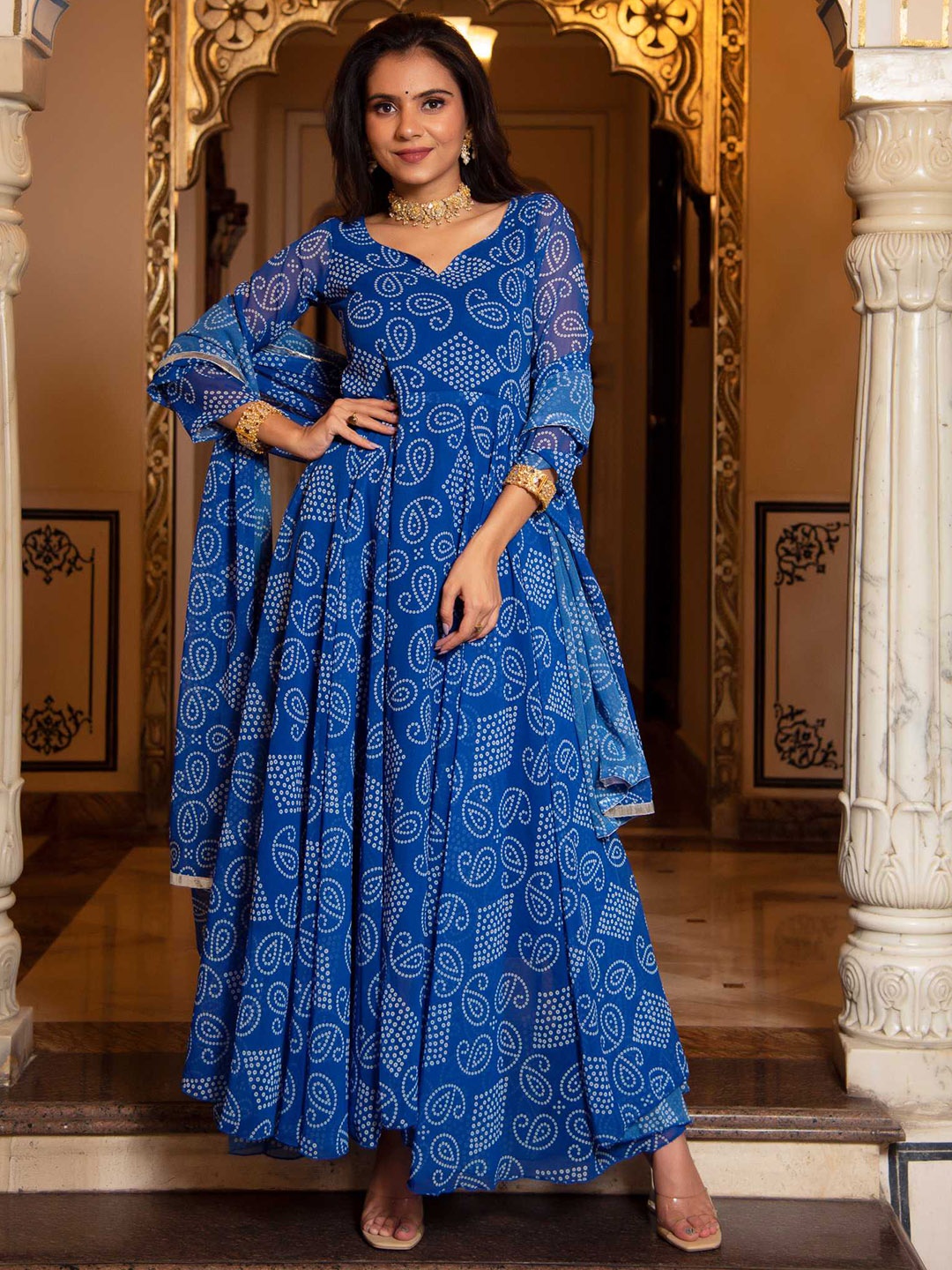 

Calmna Women Bandhani Printed Kurta with Trousers & Dupatta, Blue