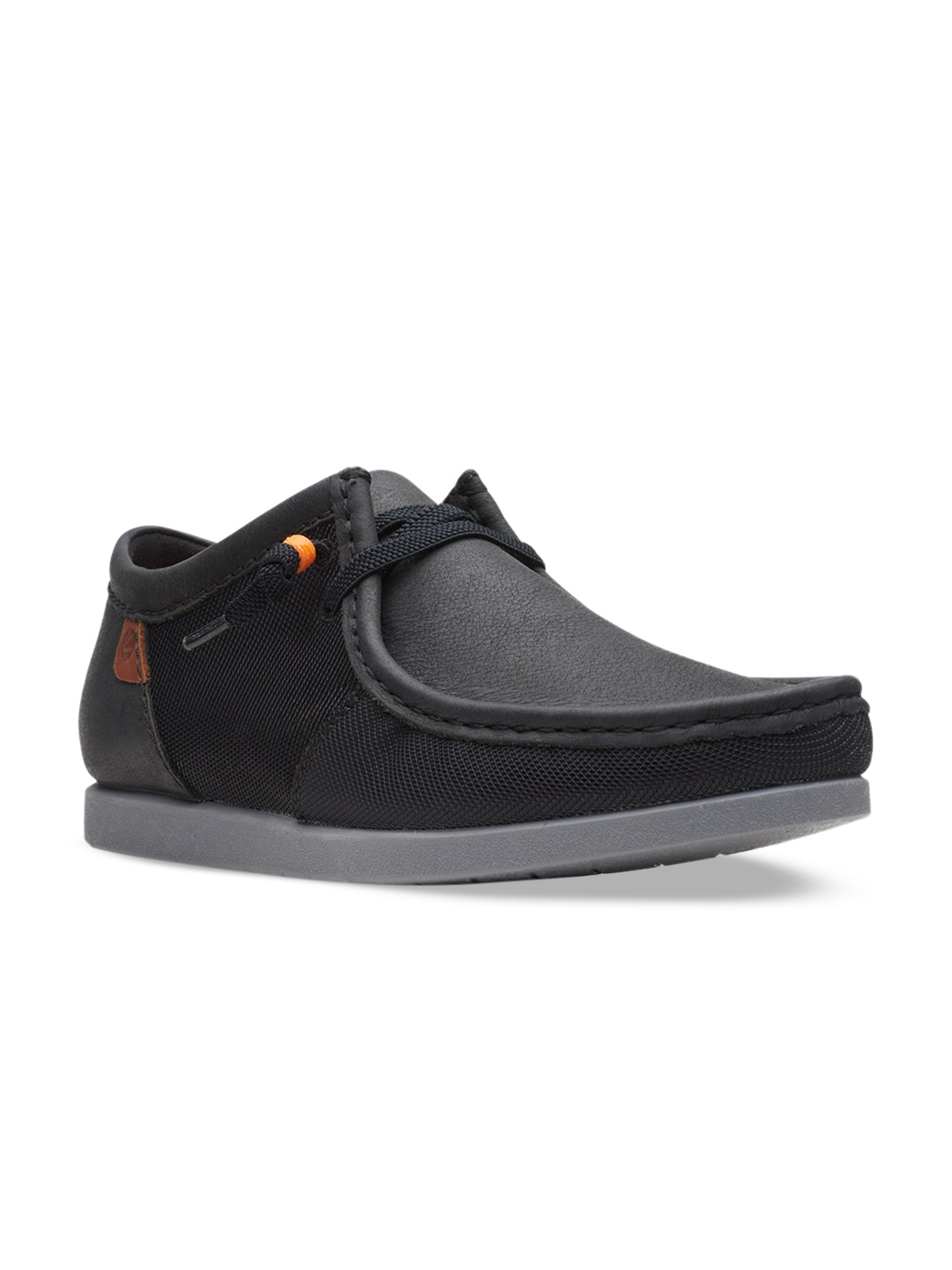 

Clarks Men Textile Lightweight Sneakers, Black