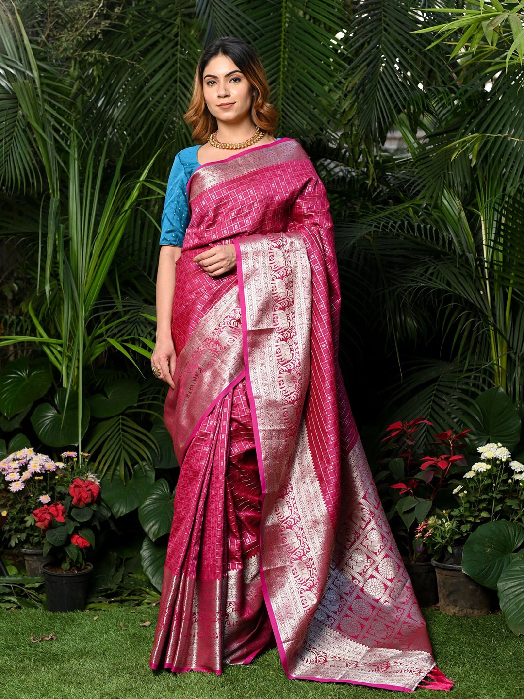 

BEATITUDE Checked Zari Silk Blend Banarasi Saree, Magenta