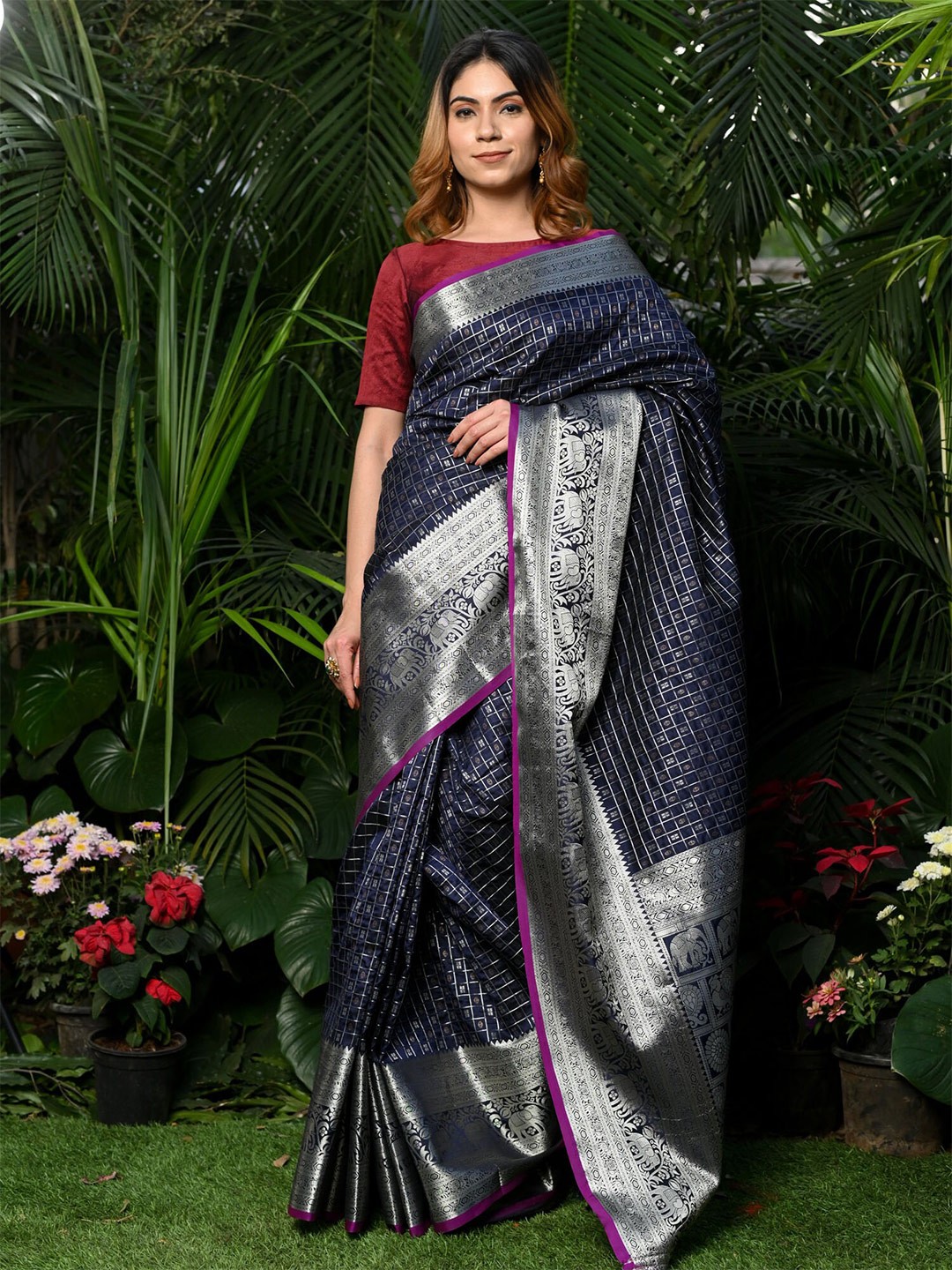 

BEATITUDE Ethnic Motifs Zari Silk Blend Banarasi Saree, Navy blue
