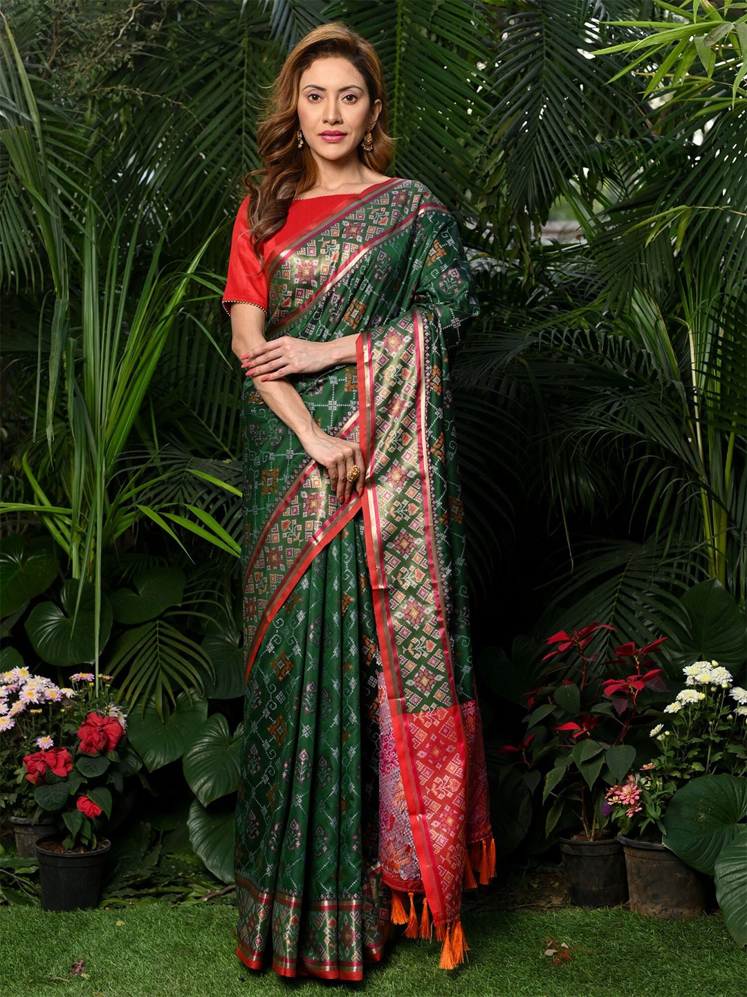

BEATITUDE Ethnic Motifs Zari Silk Blend Patola Saree, Green