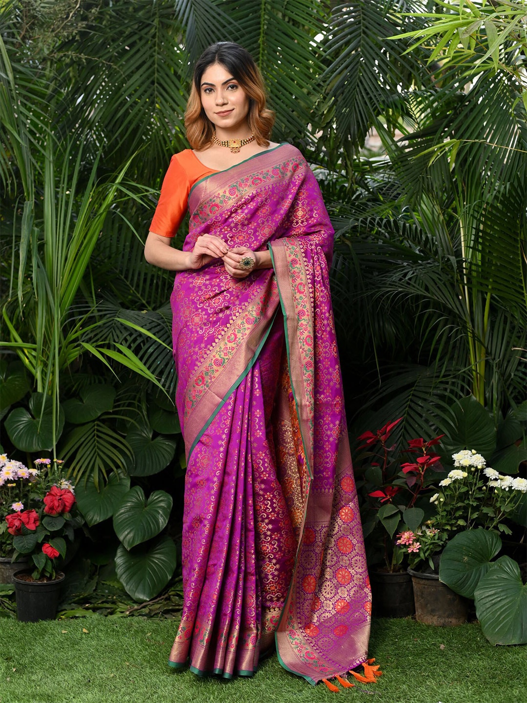 

BEATITUDE Woven Design Zari Silk Blend Patola Saree, Magenta