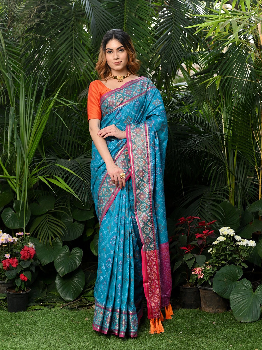 

BEATITUDE Woven Design Silk Blend Patola Saree, Blue
