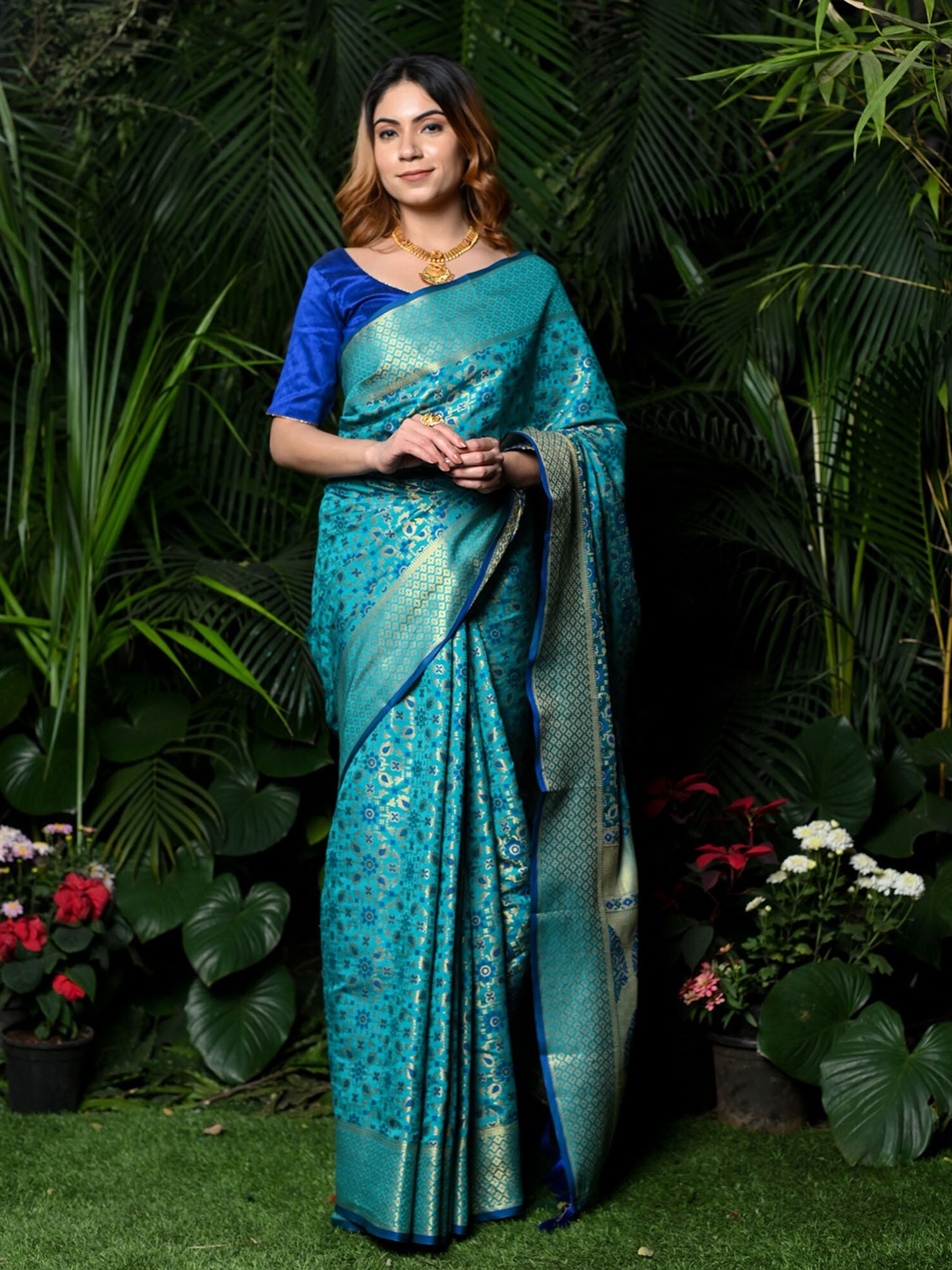 

BEATITUDE Woven Design Silk Blend Patola Saree, Blue